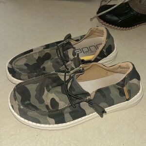 Women’s hey dudes size 5